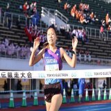 2位・積水化学 連覇ならずも「総合力で取った価値ある」と新谷仁美／#クイーンズ駅伝   フィニッシュ後、涙を浮かべる佐々木を慰めた新谷。「2年前の準優勝は『ワンマンチーム』。今回は総合力で取った、価値のある2位」 #積水化学 ｜月陸Online