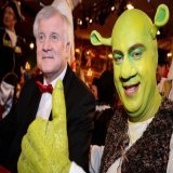 Der bayrische Ministerpr&auml;sident Horst Seehofer sichert Shrek nach monatelangen Verhandlungen zu das Fracking in seinem Sumpf zu beenden (2014, koloriert)