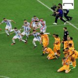 Esta foto representa todo lo que es Leo Messi. Como jugador, como profesional y como persona. Mientras sus compa&ntilde;eros le restregaban a los holandeses la victoria, &eacute;l solamente sonre&iacute;a y corr&iacute;a a celebrar con Lautaro y la a