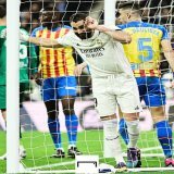 عزيزي مشجع ريال مدريد   يؤسفني إخبارك بأن كريم بنزيما غادر أرضية الملعب مصابًا
