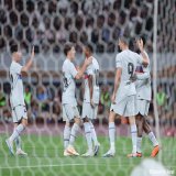 バルサが2-0で神戸を下す   後半、互いに決定機作るが得点なく、前半に #ケシエ と #エリック・ガルシア のゴールでリードを奪った #バルセロナ が勝利。  注目集めた #ヴィッセル神戸 の #イニエスタ は80分までプレー。交代時には国立競技場が大きな拍手に包まれ、#チャビ 監督と抱擁交わした。
