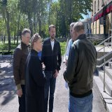 Юлия Тимошенко с группой нардепов приехала в Покровск. Депутат пообщалась с медиками и попыталась снять закладку в городском парке