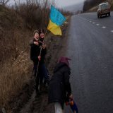 Дитинство живе всюди.   Бахмут. Діти тримають український прапор і щиро сміються. Саме ці посмішки надихають наших військових і допомагають в тяжких боях.   Фото &mdash; Reuters.