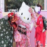 1月1日から4日まで「晴着でハッピーニューイヤー」を行うよ 晴着姿のハローキティ、マイメロディ、クロミ、シナモロールと写真が撮れるよ\u266a また、お正月にぴったりの縁起の良い獅子舞も登場！