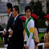 マイルCSの日の12Rで、表彰式の間しきりに後ろを気にしていた隼人さんは、もしかしてターフビジョンにレースリプレイなりパトロールビデオなりが映っていてそれを見ていたのかなぁ、と勝手に思っている。 その時ターフビジョンに何が映っていたのか、本当は何を見ていたか知らないので、勝手な想像。