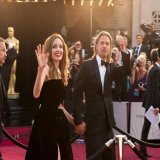 نشبت أزمة جديدة بين #براد_بيت و #انجلينا_جولي، حيث قام الأول برفع دعوى قضائية يتهم فيها الأخيرة بمحاولة الإضرار بمصالحه التجارية، وذلك من خلال بيع حصتها في ممتلكات شاتو ميرافال بدون علمه في محاولة لإلحاق الضرر بالشركة.