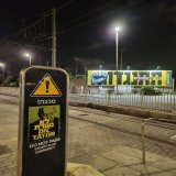 אור-לי בר-לב מדווחת: לקראת אירוע השקת הרכבת הקלה היום במעמד נתניהו וחברי ממשלת הדיקטטורה והחורבן, פעילי מחאה הדביקו הלילה מדבקות לאורך תוואי הרכבת הקלה וה"כשרה". מדבקות המחאה פוזרו מבת ים עד פתח תקווה, לאורך 90% מהתחנות