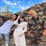 ＼#城塚翡翠 でリアタイ／ &nbsp; 翡翠(#清原果耶)に声をかけてきた ちょっと怖いお兄さんたち &nbsp; #オフショットは可愛い笑顔で #翡翠も一緒に記念撮影