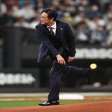 栗山英樹WBC日本代表監督  エスコンフィールド北海道での開幕戦に登場し、当初は始球式で打席に立つ予定が、ヒルマン元監督の計らいによりマウンドに立って始球式を行なった。  「僕が投げるのは投げることは全く知らずびっくりしました。マウンドに立って、ファンの温かい雰囲気を感じた」