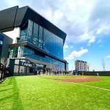 【Fs新球場情報】北海道ボールパークFビレッジ内に「F PLAY FIELD」が明日オープンする。  エスコンフィールド北海道を模したミニサイズのフィールドは入場無料で、幅広い年齢層のお子さまに楽しんでいただける遊具を配置。 ボールやバット、家族で遊べる運動グッズを用意し、自由に利用できる。