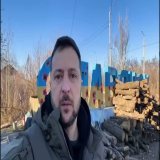 Владимир Зеленский записал видеообращение у въезда в Славянск &mdash; город в Донецкой области.   &laquo;Я встречаю этот день на передовой с нашими бойцами. Сегодня мы на Донбассе. Зона боевых действий стала больше, борьба - тяжелее, цена - выше&raqu