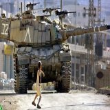 Si esta foto fue tomada en Ucrania y el tanque fue ruso, el ni&ntilde;o ser&iacute;a llamado "luchador por la libertad" Pero como se tom&oacute; en Palestina y el tanque es israel&iacute;, el ni&ntilde;o es llamado "terrorista".