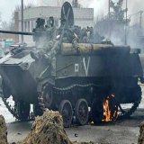 Одна моя половина ненавидит меня за то, что я радуюсь смертям. Ежедневно.   Другая моя половина ненавидит их. Их всех.   Фотография сделана в центре Гостомеля (5 км от нашего дома в Ирпене). Мы никогда не станем прежними. Они уже никем никогда не ста
