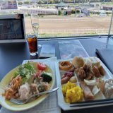 今日は息抜きで大井競馬場ダイヤモンドターンと言う指定席で料理は食べ放題\u266aアルコール以外は飲み放題、スイーツも食べ放題