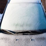 ぬるま湯を #アイラップ に入れるだけ！凍ったフロントガラスを簡単に解凍しよう | MOBY [モビー]   #最強寒波