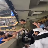 ワールドカップ決勝でファンから声援を受けるイーロン・マスク  テレグラムCBKNEWSより