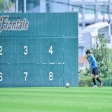 １：#松長根悠仁 選手が一人でキック練習していると、 ２：#鬼木達 監督が加わって２人でキック。 ３：シュート練習ももちろんチェック。 ４：若手選手の最後の練習にも参加。 いつもですが、鬼木監督は居残り練習にも最後まで参加していてスゴイの一言です。 #川崎フロンターレ
