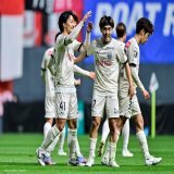 #家長昭博 選手は自身の得点をみんなで喜んだあとに、#遠野大弥 選手を後ろからハグした瞬間の連続写真。 遠野選手の前での献身性があったからこその得点ということで、とても感謝しているように見えました。  #川崎フロンターレ #frontale