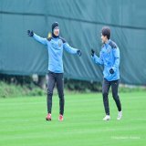 今日の印象的な場面。 １：#家長昭博 選手と #登里享平 選手は一緒にラン。 ２：#脇坂泰斗 選手 と #橘田健人 選手。走りながらめちゃマジメに話してました。 ３：練習場の振動を抑える #上福元直人 選手 ４：黙々と走り込む #大島僚太 選手 #川崎フロンターレ #frontale