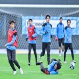 今日の #川崎フロンターレ は雨の中の練習でした！  １：#宮代大聖 選手がミニゲームで２得点！ ２：#山田新 選手と #遠野大弥 選手。遠野選手も積極的なプレスから１ゴール！ ３：#レアンドロ・ダミアン 選手も順調そうで、#高井幸大 選手もゴールしました！ ４：#橘田健人 選手 #frontale