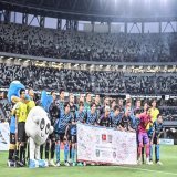 #川崎フロンターレ と #バイエルン が国立競技場で親善試合を行いました！ １：両チームの集合写真 ２：試合後 ３：サポーター！ ４：前線で競る #小林悠 選手！ なるべく多くの人をアップしたいと思います！