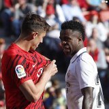 En el descanso, tras ser abucheado cada que recib&iacute;a, Vin&iacute;cius se fue al vestidor mostrando el escudo del Real Madrid. &iquest;C&oacute;mo le contest&oacute; Ra&iacute;llo? Cuando su equipo ya lo ganaba, el capit&aacute;n le mostr&oacute