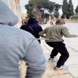 Про хамасовская палестинская молодёжь кидает камни в полицейских и убегают в мечеть Аль Аксы,запирают двери.Никто кроме них внутрь зайти не может. В Рамадан люди молятся на улице,пока палестинцы громят мечеть и гадят в ней.
