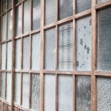 大森地区の街並みで素敵だなと思ったのはこちらのお宅のいろんな　#昭和ガラス　で構成されたガラス戸。  #石見銀山 #ブラタモリ