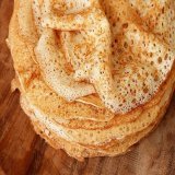Рецепт вкуснейших блинов от Елены Ваенги   Наступила масленичная неделя &mdash; время приготовления блинов со всевозможными начинками и топингами. Пекут традиционные &laquo;солнышки&raquo; из теста не только простые россия...