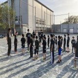 本日は #陸上 の実業団 #プレス工業 が実施する小学校のかけっこ教室へ 選手も生徒もお揃いのユニホーム姿でラダートレーニングやリレー練習で汗を流していました。  詳報は明日の紙面で  4年ぶりの #ニューイヤー駅伝 の意気込みも後日お伝えします