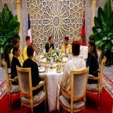 La Couple Macron  quittant le Palais Royal apr&egrave;s le diner.  Admirez la beaut&eacute; absolue de l'architecture derriere QuoteJaf@Jafkech&middot;Oct 29