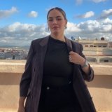 حياة مرة وحدة إذا عيشها ونت راسك مرفوع متخلي حتى واحد يهينك ولا يقلل منك