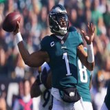 Only 1 QB in the 90-year history of the #Eagles has won 10 consecutive starts.  Jalen Hurts   #FlyEaglesFly