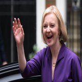 英与党保守党の党首選で勝利したエリザベス・トラス外相（47）は6日、ジョンソン首相に代わり新首相に就任しました。故サッチャー元首相、メイ前首相に続く英史上3人目の女性首相。