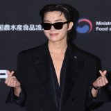 THE OUTFIT THE CHEST AND THE FOREHEAD. THE JUNG HOSEOK EVERYONE .   J-HOPE AT RED CARPET J-HOPE AT MAMA TODAY #JackInTheBox  #jhopexMAMA