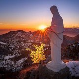 Мадонна на вершине горы Корнагера в Италии.
