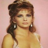 Джи́на Лоллобриджи́да &mdash; итальянская актриса, известная по ролям в фильмах &laquo;Фанфан-Тюльпан&raquo; режиссёра Кристиана-Жака и &laquo;Собор Парижской Богоматери&raquo; режиссёра Жана Деланнуа и др.Дата и место рождения: 4 июля 1927 г., Субья