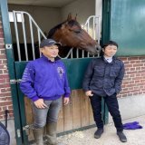 友道康夫調教師と武豊騎手がフランスに到着  今週日曜日のニエル賞(G2)に出走するドウデュースとの3ショットをお届けします  #凱旋門賞