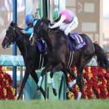 2022年のJRA・GIを締めくくる2歳中距離ナンバーワン決定戦、ホープフルステークスは14番人気ドゥラエレーデがハナ差の大接戦を制しました！ 2着は7番人気トップナイフ、3着に6番人気キングズレインが入りました！