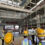 ＼幕張豊砂駅　報道公開／ 東京建設PMOでは23年春開業に向け工事を進めている「幕張豊砂（まくはりとよすな）駅」の進捗状況を報道各社さまに公開しました。 床のタイル貼りや改札機設置などの残りの工事も引き続き安全に進めて参ります。 #JR東日本 #鉄道 #幕張豊砂 #京葉線 #わくわくぞくぞく京葉線