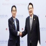 ふざけるな｡  徴用工問題とホワイト国は全く別問題だ。  韓国は核開発やサリンに使われる超高純度フッ化水素水を北朝鮮や､イラン､シリア､そして中国などにどれだけ横流ししたのか発表したのか  レーダー照射同様に知らぬ存ぜぬを通しているではないか。