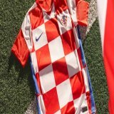 クロアチア代表、EURO2020新ユニフォーム発表！「ダークカラー再び登場」   サッカークロアチア代表とキットサプライヤーのNikeは1日、2020新ユニフォームを発表した。新型コ...]