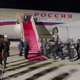 Вот так встретили Сергея Викторовича в Индонезии, куда он прибыл на саммит G20 Павлинов, правда, нет, но девушки в розовом, танцующие что-то национальное, красивше павлинов