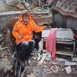 A PICTURE PAINTS A THOUSANDS WORDS  This is the most heartbreaking photo I have ever seen. A dad holding his dead daughter&rsquo;s hands    #TurkeyQuake #PrayForTurkey #トルコ地震 #DEPREMOLDU #Turkiye #humanatarianaids