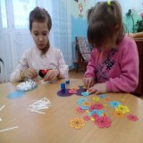Маленьким дочкам и сыновьям подарок для своих мам и бабушек сделать гораздо проще, потому что лучший подарок тот, который сделан своими руками. Дети с огромным удовольствием сделали поделки и открытки с поздравлениями к празднику "8 марта".