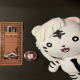 今日は神奈川近代文学館へ「文学の森へ」展はこの地にゆかりのある文豪の原稿や書簡など興味深い内容で、展示のレイアウトも洗練され素敵でした。夏目先生の絵葉書コレクションも見応えあり。また行きたいです。  あつぴ「 #文スト コラボ開催中！ワークシートに参加すると缶バッジがもらえるよ」