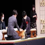 岡崎将棋まつり 公開対局 藤井聡太六冠ー佐々木勇気八段 藤井六冠の勝利 大盤解説では弟子の対局を見る石田和雄九段が会場を沸かせておりました。 石田九段「藤井さんが早く指すといいように見えちゃう！先入観でね」 高見七段「先生あの...弟子が戦ってます。逆に公平な解説をおねがいします笑」