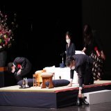 岡崎将棋まつり 公開対局 中村太地八段ー佐藤康光九段 康光九段の勝利。 途中からは藤井聡太六冠が高見泰地七段と大盤解説を。白熱する終盤戦に出演時間も長くなり。 高見七段「こんなに長く解説されることもあまりないんじゃ...」 藤井六冠「あ、はい。終盤だけだと聞いていたのですが...笑」