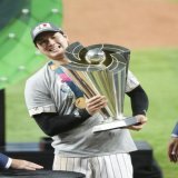 WBCで日本代表が掲げたトロフィーは「ティファニー(TIFFANY &amp; CO.)」製で、第1回大会から製作を担当。同ブランドの工房で「4カ月半かけて命を吹き込まれたもの」で、素材はスターリングシルバー。 そこに24金のアクセントをあしらい、高さ約60cm、重さ約11kgとのこと。 そりゃ重いわけだ。 #WBC2023