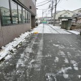 いったん、近くの道路、雪かき完了 しかし、まだまだ積もりそう。少し休憩して他の道路も見てこよう。汗ビッショリ。 #さいたま市 #雪かき #大雪警報 #北区 #根本から折れた